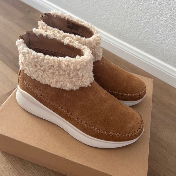 Ugg Australia Woman’s Montrose Sneaker, Zip Back- EUC - Picture 11 of 15